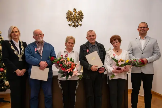 Złote Gody w lęborskim ratuszu – dwie pary świętowały 50-lecie małżeństwa