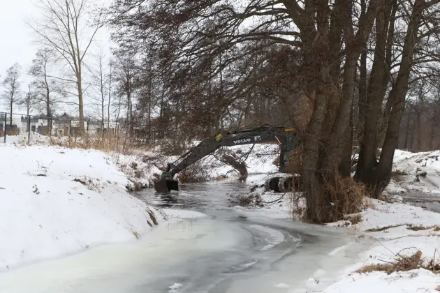 Koparki w akcji. Kruszenie grubego lodu na rzece Okalicy