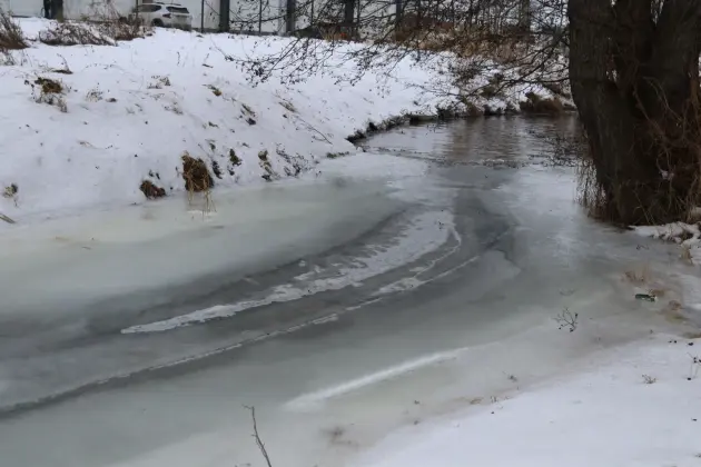 Koparki w akcji. Kruszenie grubego lodu na rzece Okalicy