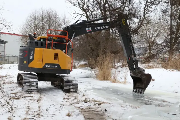 Koparki w akcji. Kruszenie grubego lodu na rzece Okalicy