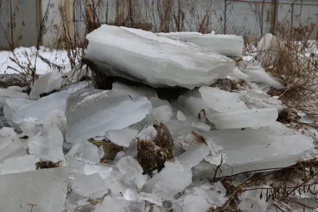 Koparki w akcji. Kruszenie grubego lodu na rzece Okalicy