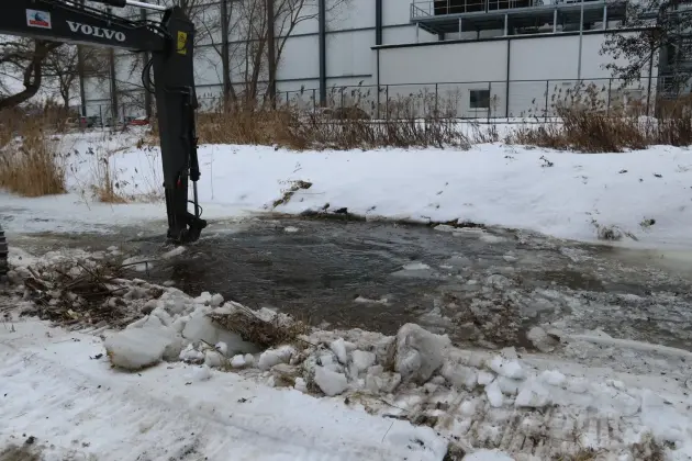 Koparki w akcji. Kruszenie grubego lodu na rzece Okalicy