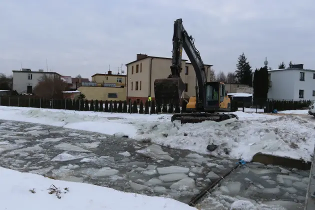 Koparki w akcji. Kruszenie grubego lodu na rzece Okalicy