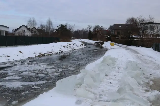 Koparki w akcji. Kruszenie grubego lodu na rzece Okalicy