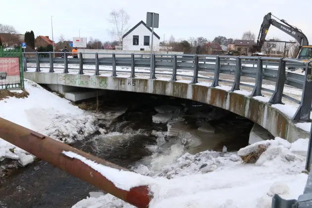 Koparki w akcji. Kruszenie grubego lodu na rzece Okalicy