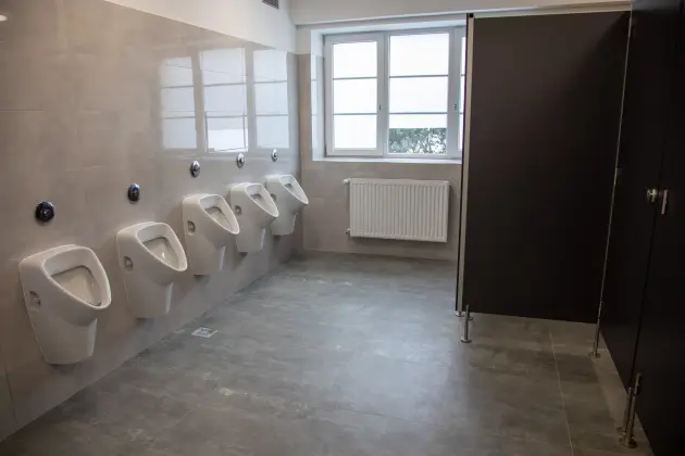 Toalety bez barier w lęborskich szkołach - SP1 już po remoncie, SP8 w trakcie prac