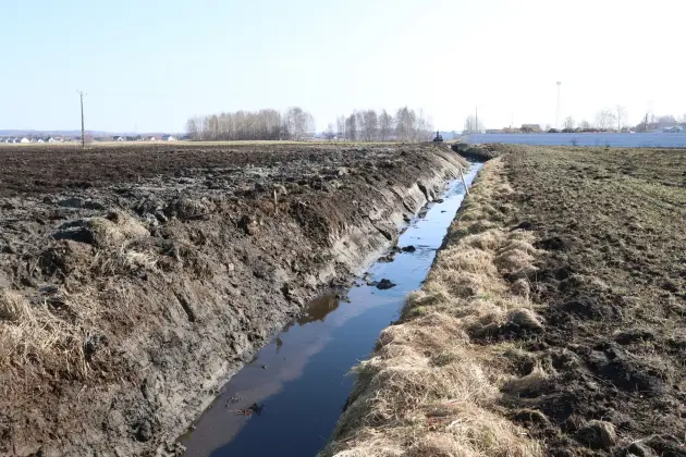 Wiosenne porządki w Lęborku - trwa konserwacja rowów melioracyjnych