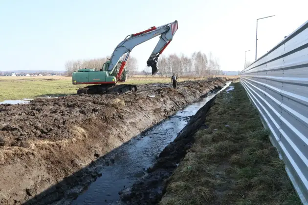 Wiosenne porządki w Lęborku - trwa konserwacja rowów melioracyjnych