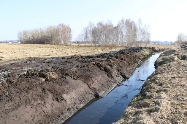 Wiosenne porządki w Lęborku - trwa konserwacja rowów melioracyjnych