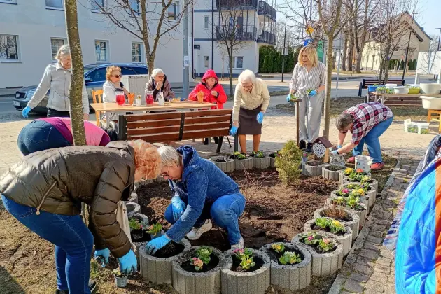 Wspólne działania dzieci i seniorów wokół Bazy