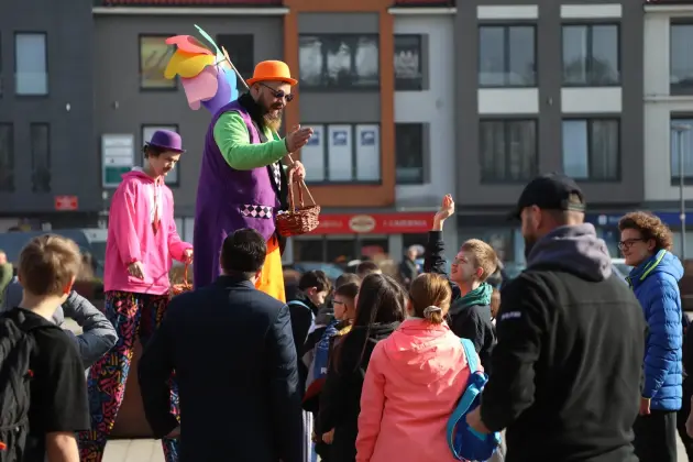 Wiosna przyszła do Lęborka! Setki dzieci w barwnym korowodzie