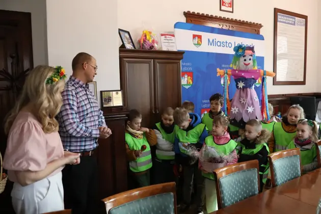 Wiosna przyszła do Lęborka! Setki dzieci w barwnym korowodzie