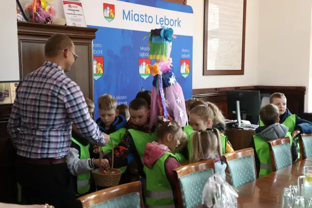 Wiosna przyszła do Lęborka! Setki dzieci w barwnym korowodzie