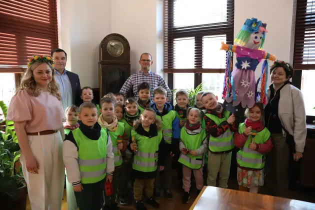 Wiosna przyszła do Lęborka! Setki dzieci w barwnym korowodzie