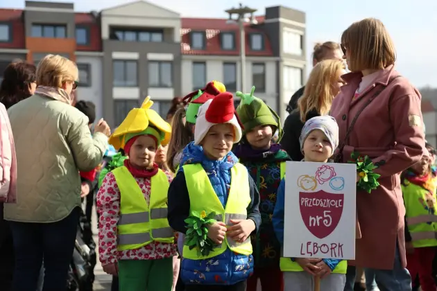 Wiosna przyszła do Lęborka! Setki dzieci w barwnym korowodzie