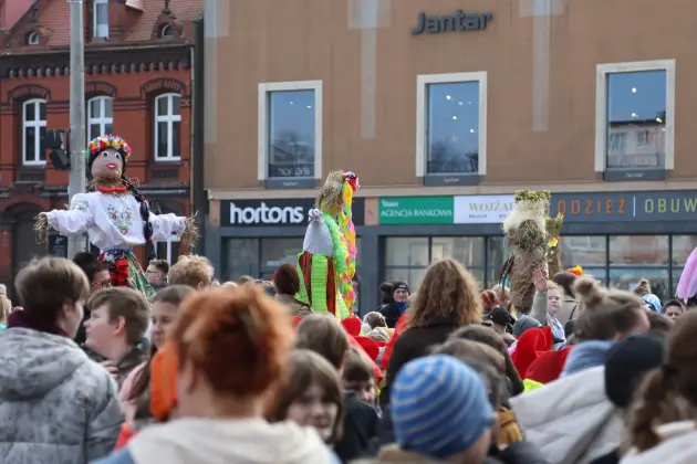 Wiosna przyszła do Lęborka! Setki dzieci w barwnym korowodzie