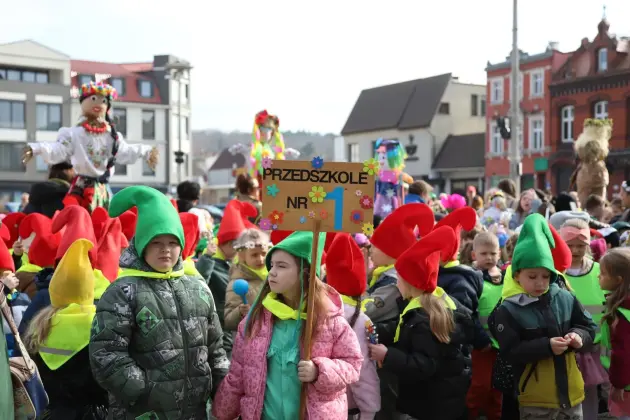 Wiosna przyszła do Lęborka! Setki dzieci w barwnym korowodzie