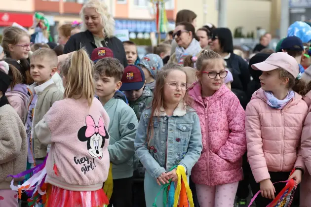 Wiosna przyszła do Lęborka! Setki dzieci w barwnym korowodzie