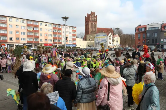 Wiosna przyszła do Lęborka! Setki dzieci w barwnym korowodzie