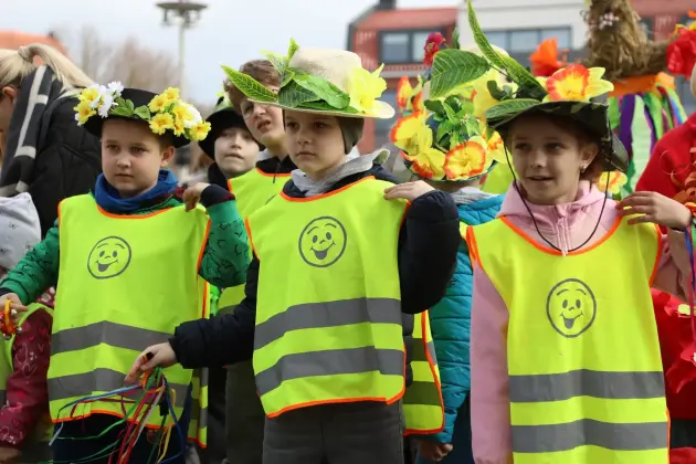 Wiosna przyszła do Lęborka! Setki dzieci w barwnym korowodzie