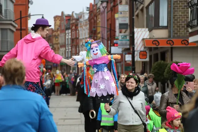Wiosna przyszła do Lęborka! Setki dzieci w barwnym korowodzie