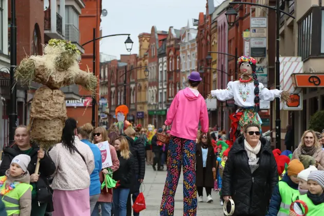 Wiosna przyszła do Lęborka! Setki dzieci w barwnym korowodzie