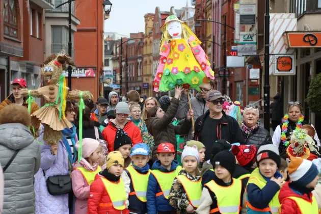 Wiosna przyszła do Lęborka! Setki dzieci w barwnym korowodzie
