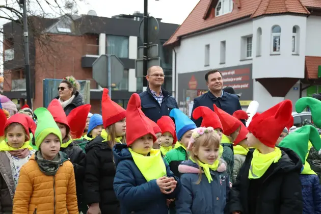 Wiosna przyszła do Lęborka! Setki dzieci w barwnym korowodzie