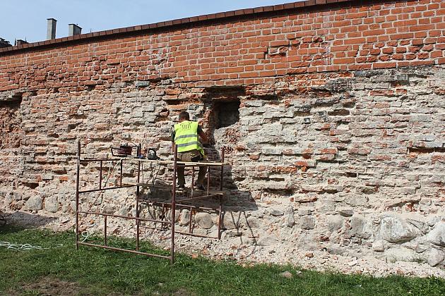 Konserwacja lęborskich obwarowań na ulicy Przymurnej
