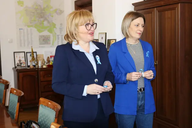 Niebieskie wstążeczki w ratuszu – Lębork solidarny z osobami z autyzmem