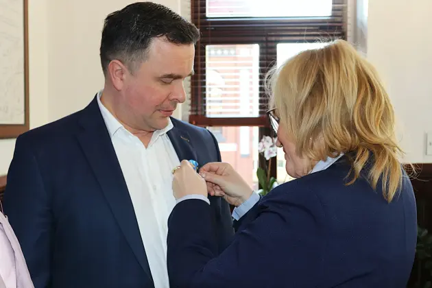 Niebieskie wstążeczki w ratuszu – Lębork solidarny z osobami z autyzmem