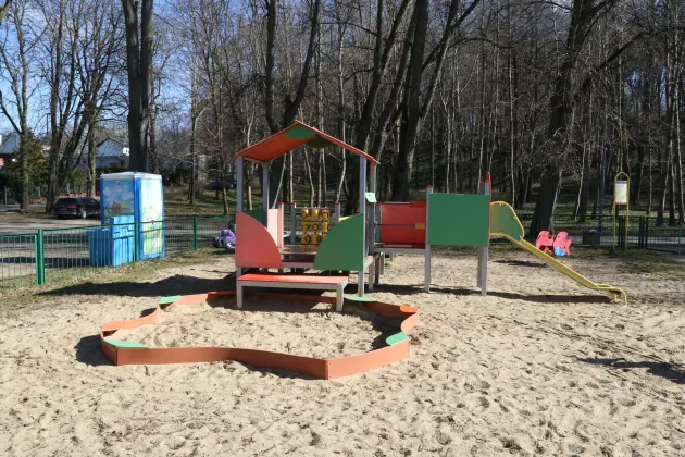 Nowe przenośne toalety i umywalki w parkach i przy placach zabaw