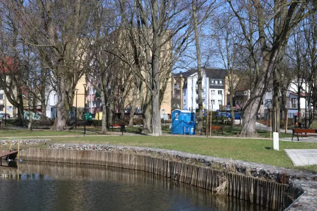 Nowe przenośne toalety i umywalki w parkach i przy placach zabaw