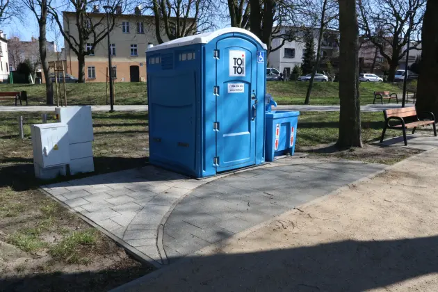 Nowe przenośne toalety i umywalki w parkach i przy placach zabaw