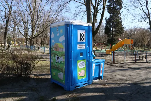 Nowe przenośne toalety i umywalki w parkach i przy placach zabaw