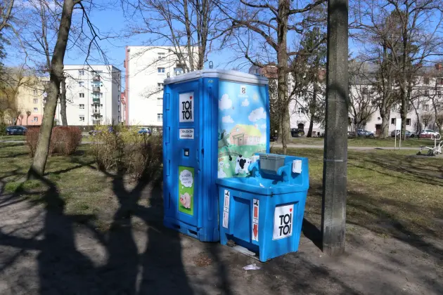 Nowe przenośne toalety i umywalki w parkach i przy placach zabaw