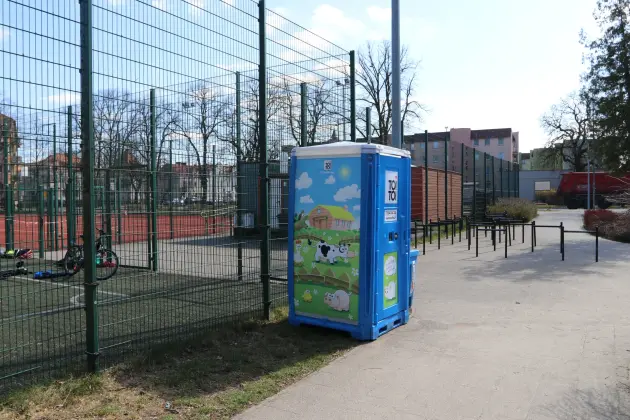 Nowe przenośne toalety i umywalki w parkach i przy placach zabaw