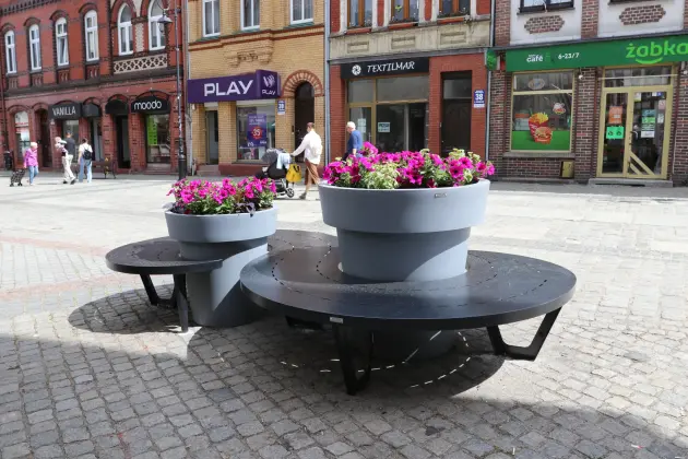 Modułowe ławki z zielenią – ulica Staromiejska jeszcze piękniejsza