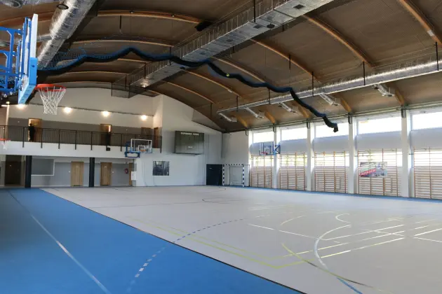 Hala sportowa SP1 z profesjonalną tablicą wyników
