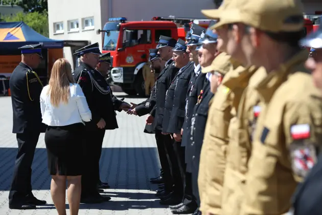Strażackie święto w Lęborku. Awanse, odznaczenia i nowe pojazdy dla służb