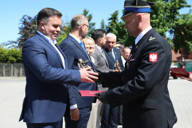 Strażackie święto w Lęborku. Awanse, odznaczenia i nowe pojazdy dla służb