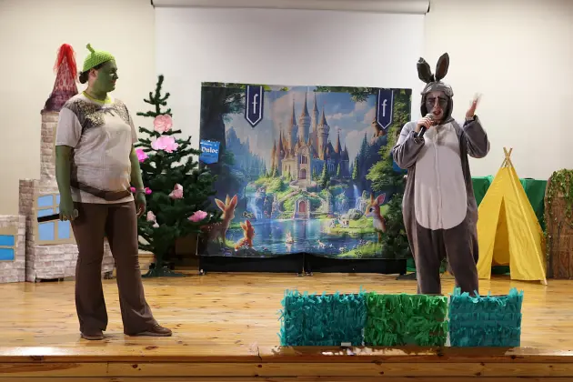 „Shrek” na scenie - rodzice i nauczyciele wystąpili dla przedszkolaków