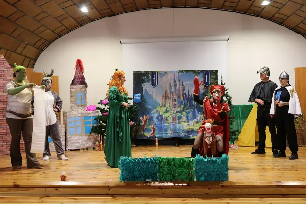 „Shrek” na scenie - rodzice i nauczyciele wystąpili dla przedszkolaków