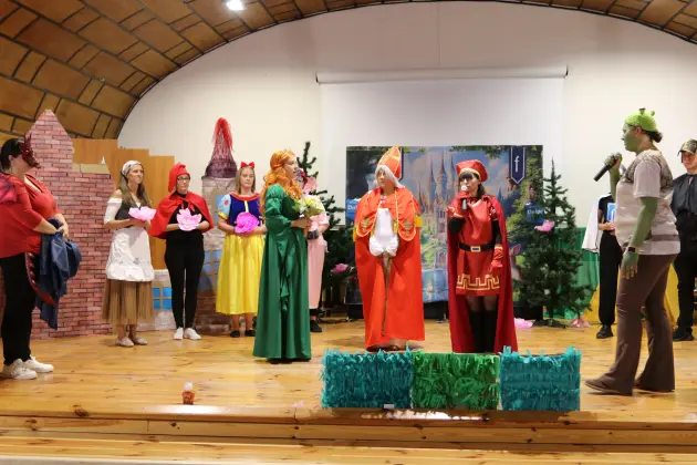 „Shrek” na scenie - rodzice i nauczyciele wystąpili dla przedszkolaków