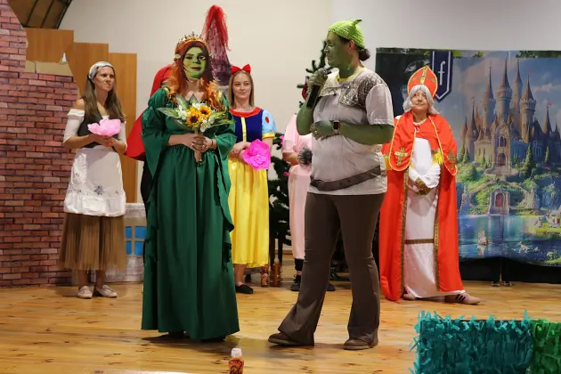 „Shrek” na scenie - rodzice i nauczyciele wystąpili dla przedszkolaków