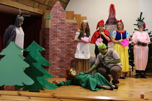 „Shrek” na scenie - rodzice i nauczyciele wystąpili dla przedszkolaków