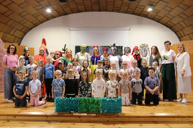 „Shrek” na scenie - rodzice i nauczyciele wystąpili dla przedszkolaków