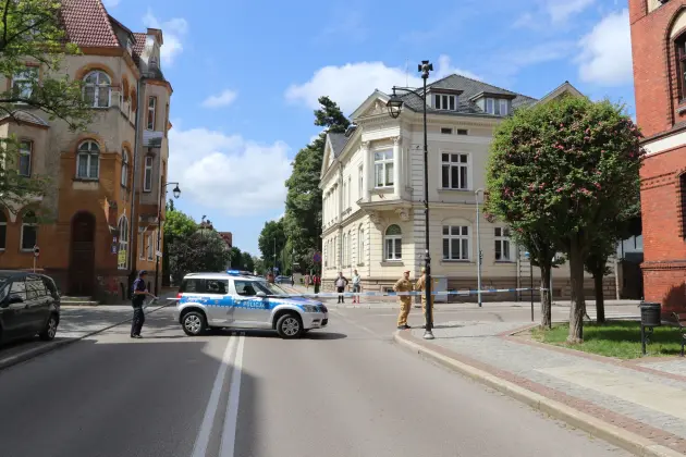 Alarm bombowy w Urzędzie Miejskim w Lęborku. Służby ćwiczyły reakcję na poważne zagrożenie
