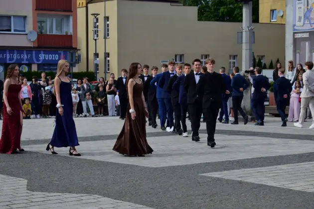 Polonez ósmoklasistów SP1 zachwycił na Placu Pokoju