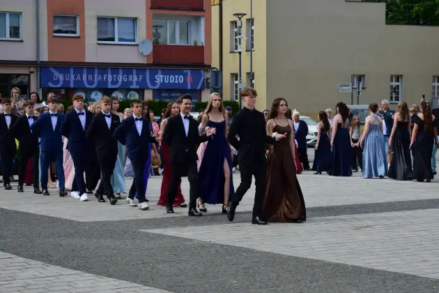Polonez ósmoklasistów SP1 zachwycił na Placu Pokoju